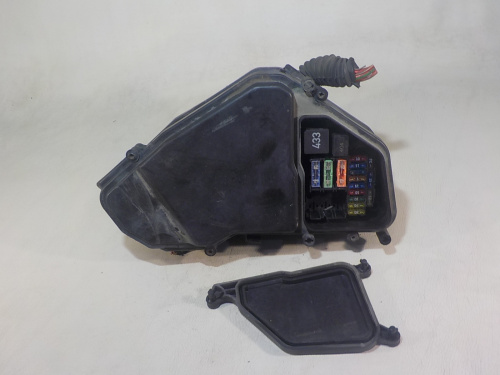 фото VW Touareg Блок предохранителей под капотом 2002-2010